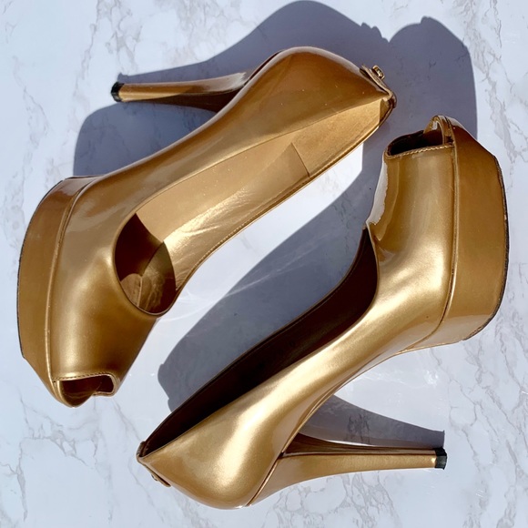 Stuart Weitzman 7 N Gold Platform Peeptoe Pumps - Picture 7 of 8